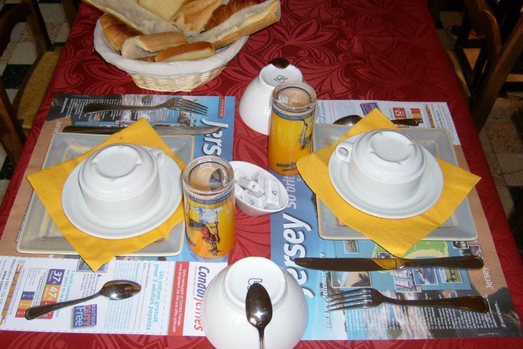 Hotel Restaurant Du Commerce La Gouesniere Bagian luar foto